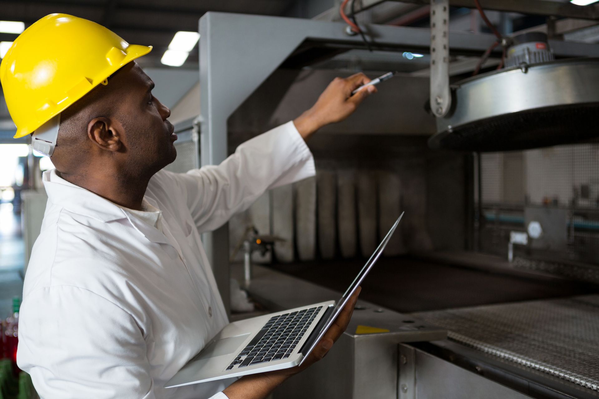 Ingénieur contrôlant une installation industrielle